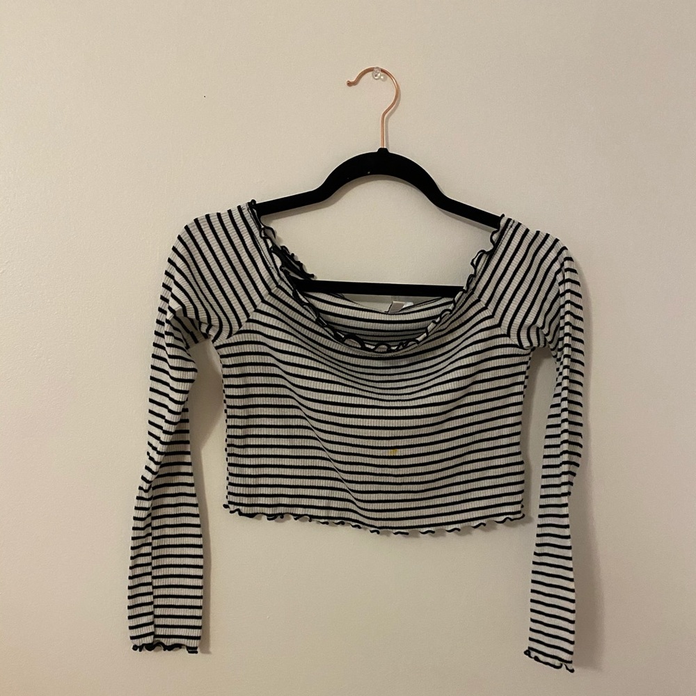Cropped, long-sleeved top